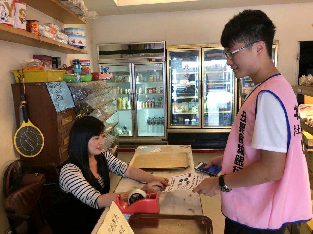 國立中山大學師生將數月來，向10間店家募得的200個冷凍包子和100份醜蔬果。(另開新視窗/jpg檔)