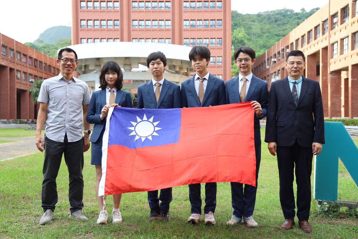 左起中山生科系張楊家豪教授、第37屆國際生物奧林匹亞競賽國手陳語晨、詹緯濬、姚亦耕、許庭睿、中山生科系江友中特聘教授。(另開新視窗/jpg檔)圖片