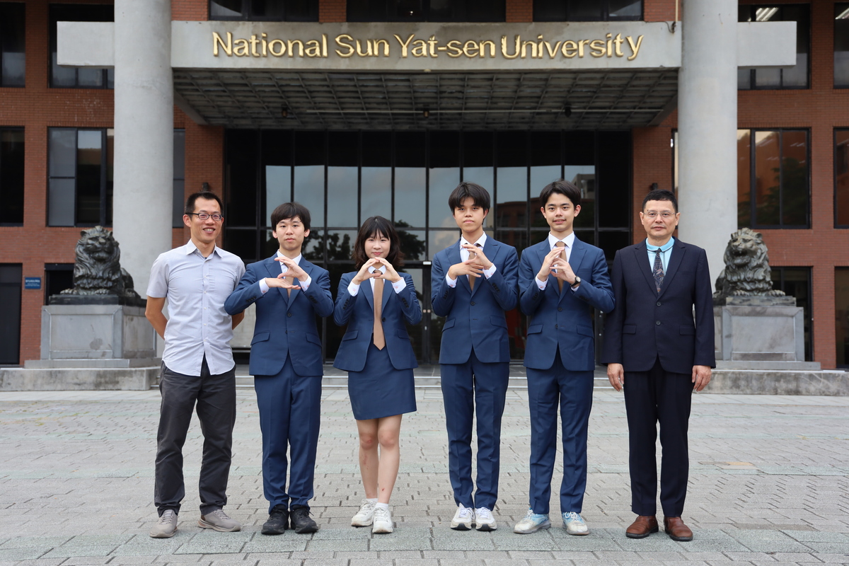 左起張楊家豪教授、詹緯濬、陳語晨、姚亦耕、許庭睿、江友中教授。(另開新視窗/jpg檔)圖片