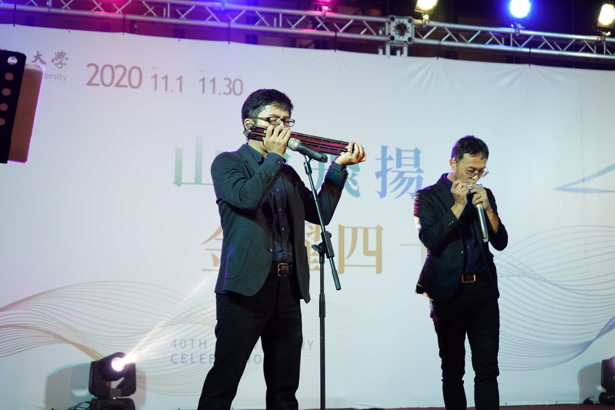 工學院通訊工程研究所助理教授陳彥銘，帶來國際級專業口琴演出。(另開新視窗/jpg檔)