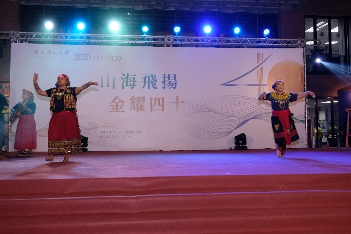 社科院表演魯凱族歌謠、卑南族舞蹈。(另開新視窗/jpg檔)