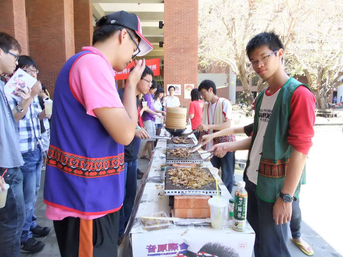 原住民美食飄香，中山師生為之瘋狂(另開新視窗/jpg檔)圖片