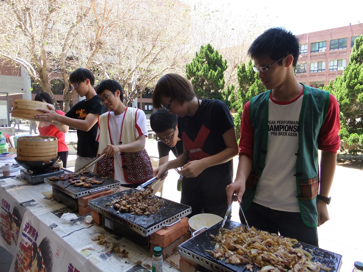 原住民美食飄香，中山師生為之瘋狂(另開新視窗/jpg檔)圖片
