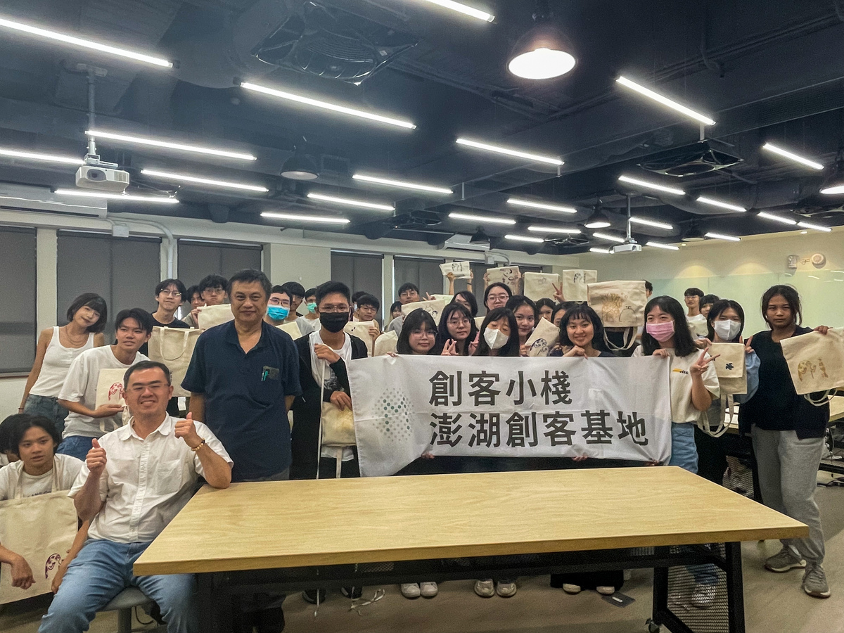 創意實踐落地　人科課程聯手創客小棧自造體驗(另開新視窗/jpg檔)圖片