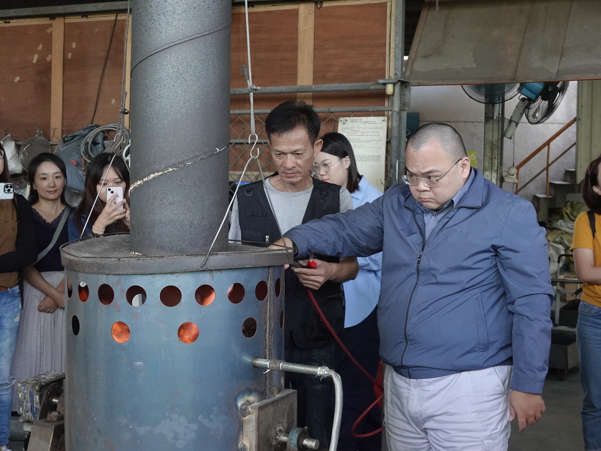 課程學生體驗觀察製炭過程(另開新視窗/jpg檔)圖片