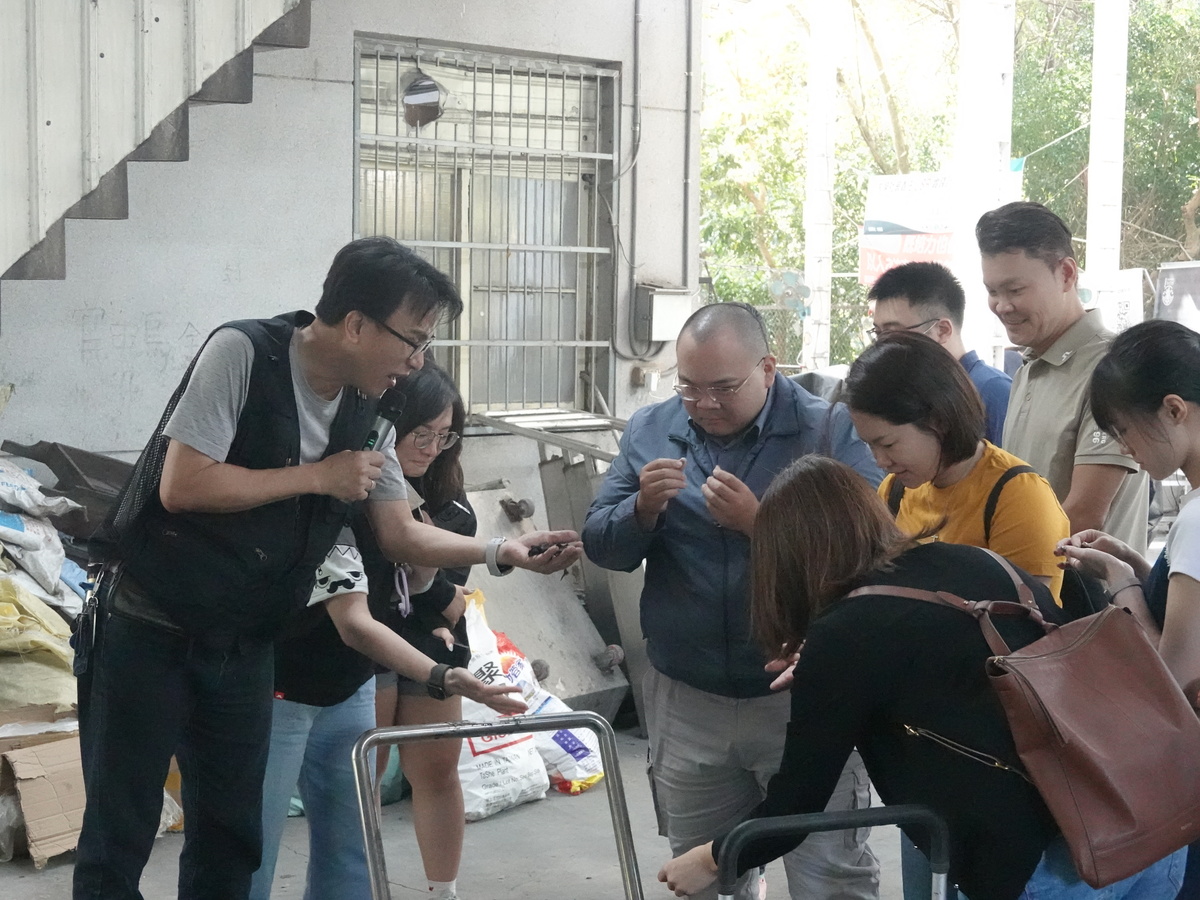 講師導覽解說菱殼炭的特性(另開新視窗/jpg檔)圖片