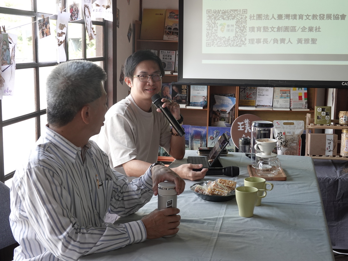 璞育創辦人黃雅聖（右）與中山公事所教授郭瑞坤（左）交流投入社區發展的魅力所在，當運用不同的方法，複製到一地後長出該地的樣貌，其最珍貴之處在於他們對地方的愛。(另開新視窗/jpg檔)圖片