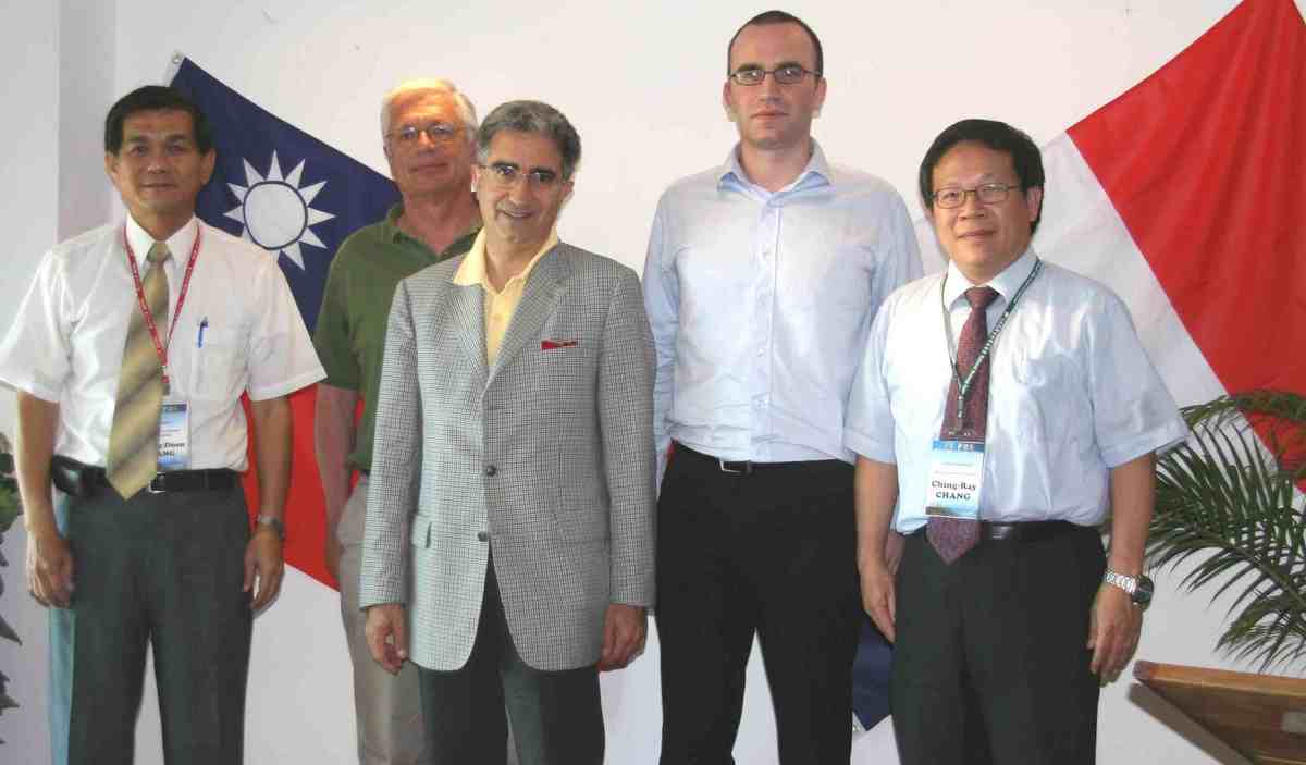 左起為中山大學校長楊弘敦、台法前鋒科學論壇法方主管Mr.Dominique Aymer、法國高等教育與研究部亞非事務處處長Mr.Marc MELKA、法國在台協會科技專員Mr. Frederic MOSER、國科會國際合作處處長張慶瑞(另開新視窗/jpg檔)圖片