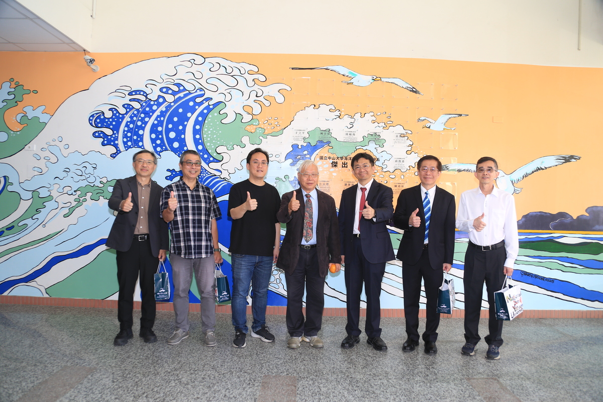 與陳鎮東院士(中)合影(另開新視窗/jpg檔)圖片