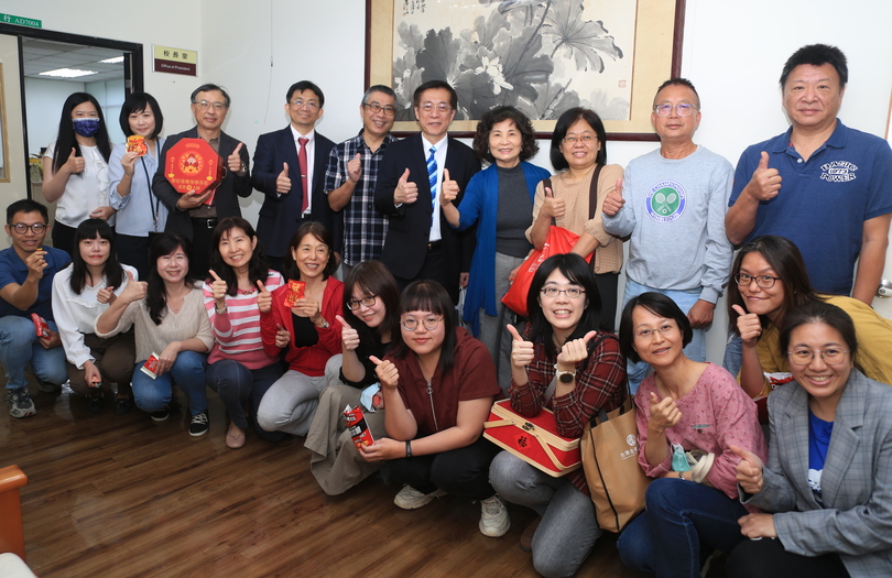 馬力十足　拜年賀新春