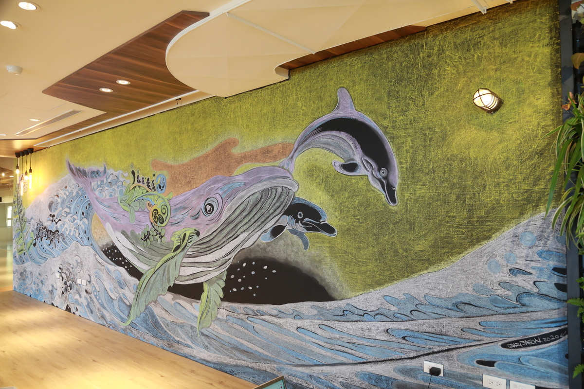 七面黑板牆以粉筆繪製大型壁畫，創作者許殷豪提到，最大面的牆面以浮世繪畫家葛飾北齋的名作《神奈川衝浪裏》改編而來，以一鯨二豚翻起大浪，比喻乘風破浪的挑戰精神。(另開新視窗/jpg檔)