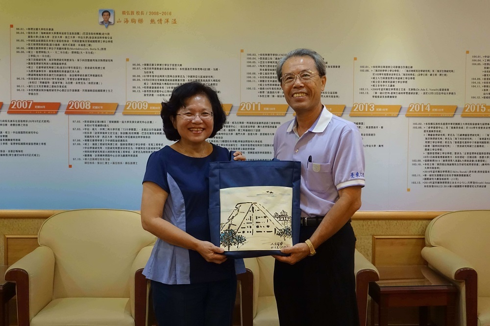 臺東大學主任秘書蔡西銘(右) 率隊至中山大學參訪校史室，蔡秀芬副校長代表接待(另開新視窗/jpg檔)圖片