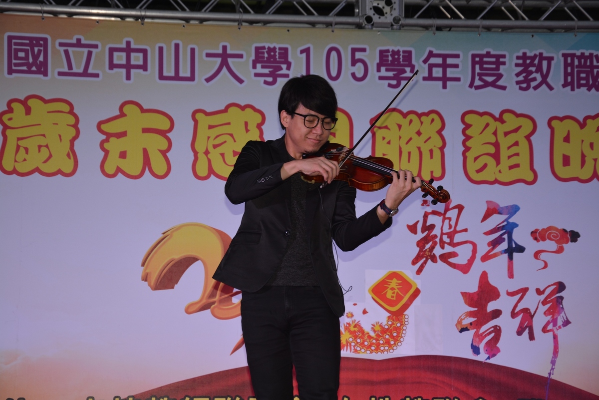 小提琴演出(另開新視窗/jpg檔)圖片