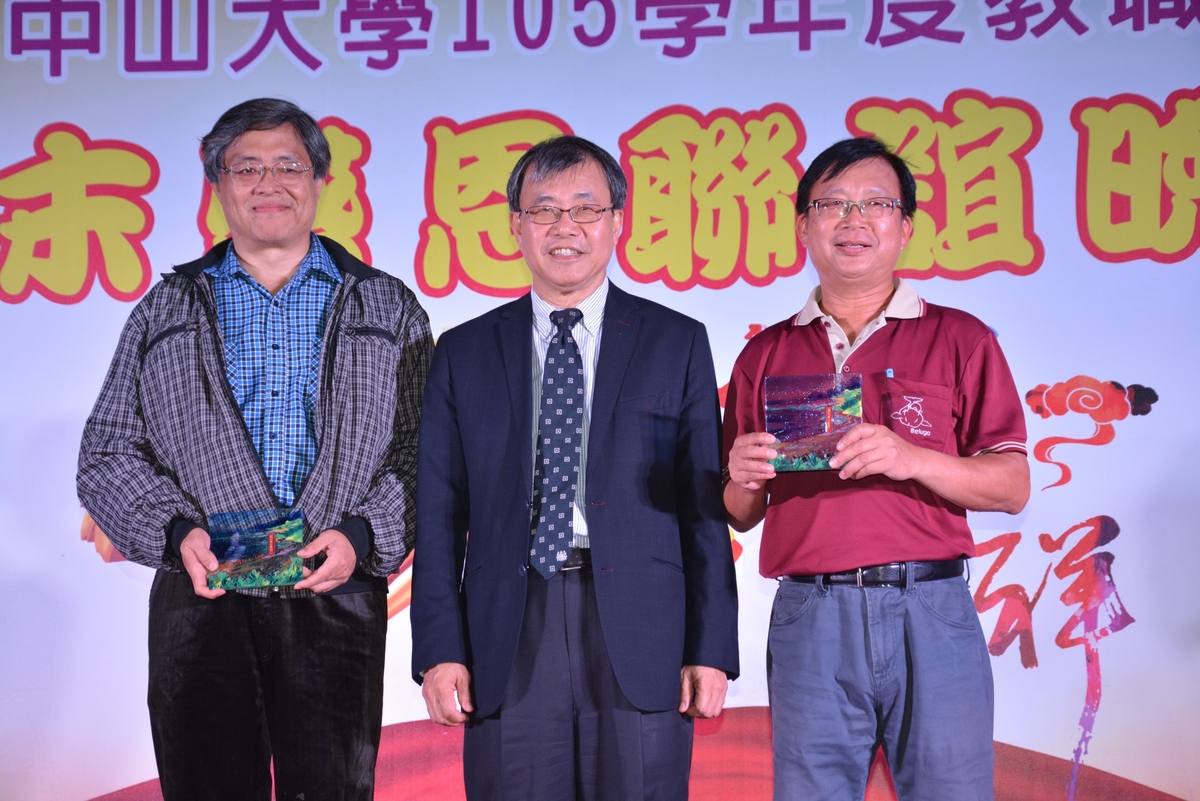 鄭英耀校長(中)頒發服務滿30年獎牌，電機系林吉聰教授(左)、秘書室楊育成秘書(右)(另開新視窗/jpg檔)圖片