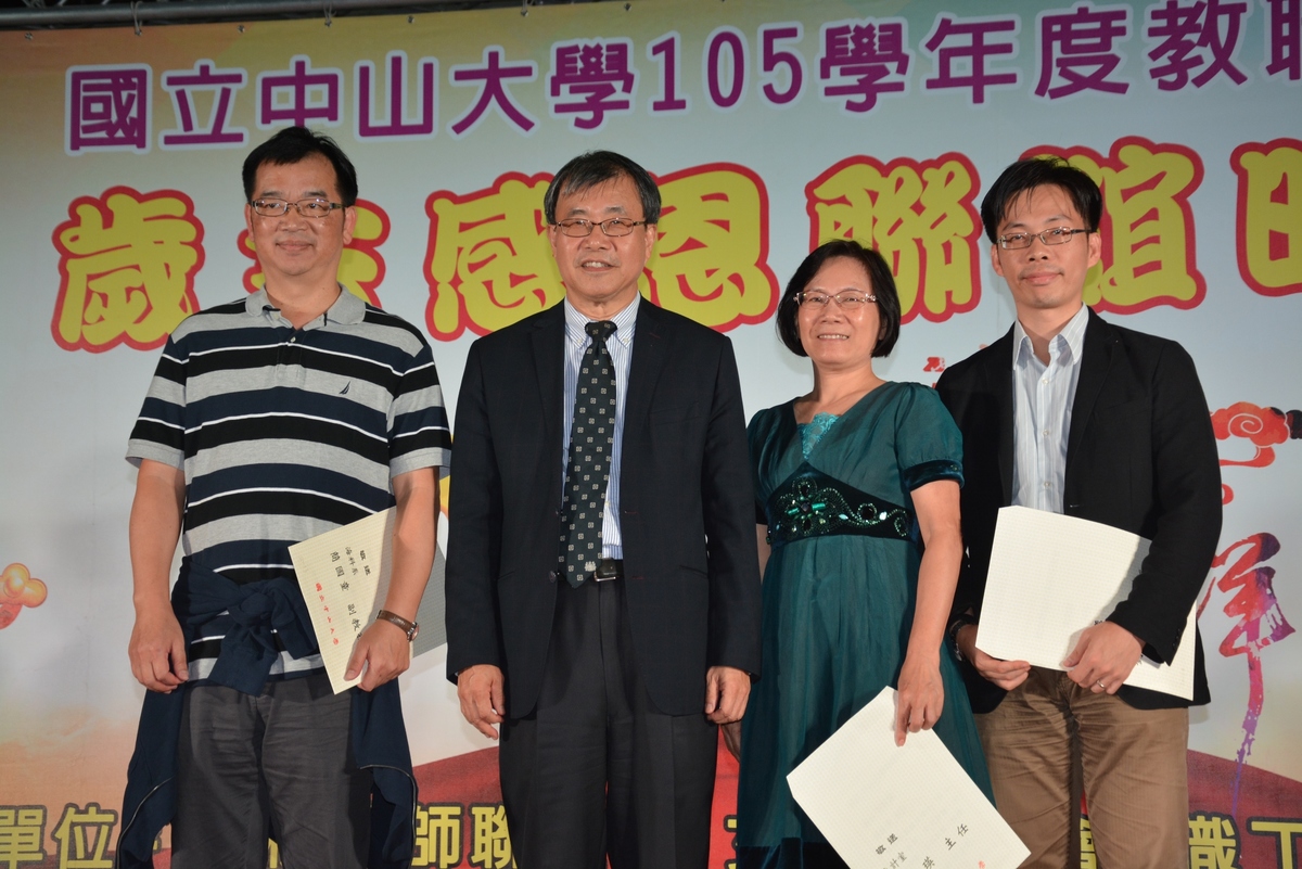 服務滿10年，海科系簡國童副教授(左一)、主計室傅素瑛主任(右二)、政治所劉正山教授(右一)(另開新視窗/jpg檔)圖片