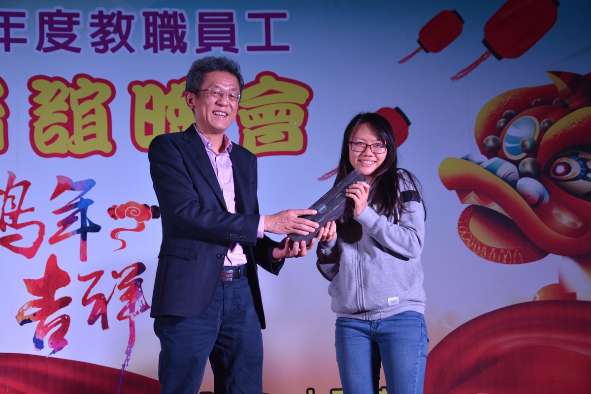 校友智崴科技歐陽志宏總經理(左)頒獎(另開新視窗/jpg檔)圖片