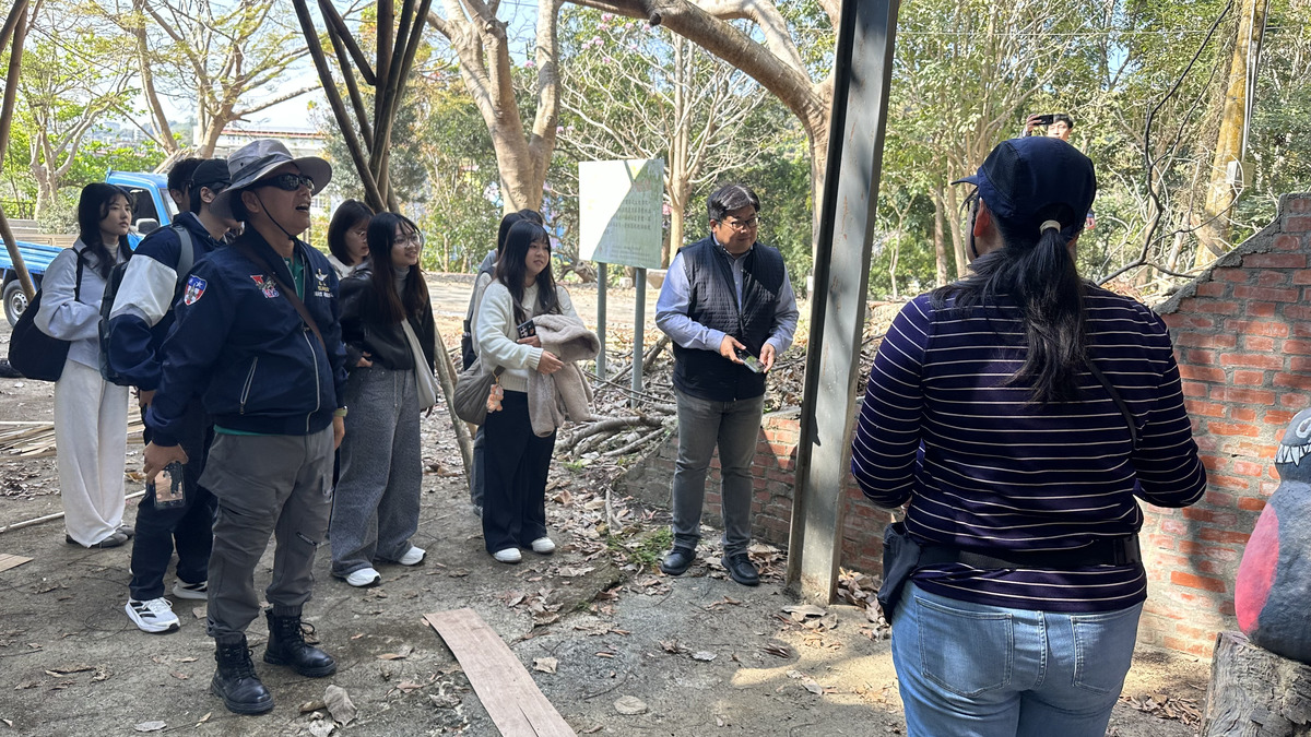 社區執行秘書陳春月向師生介紹社區的蝙蝠生態。(另開新視窗/jpg檔)圖片