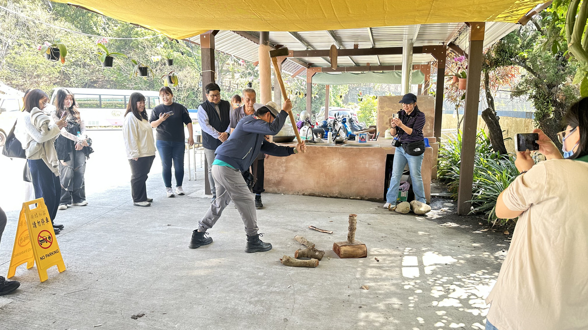 中山大學公事所學生體驗劈柴，學習傳統劈柴技術的技巧。(另開新視窗/jpg檔)圖片