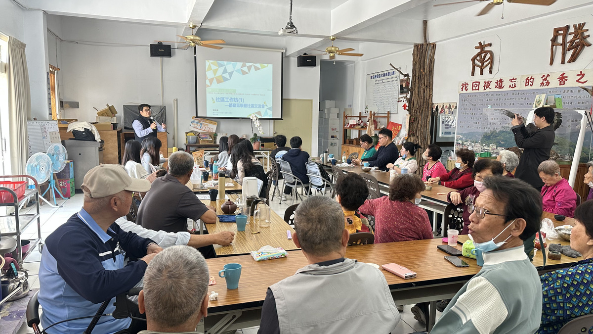 謝政勳助理教授引導學生與社區長輩交流，分享南勝社區的特色及永續家園計畫簡介。(另開新視窗/jpg檔)圖片
