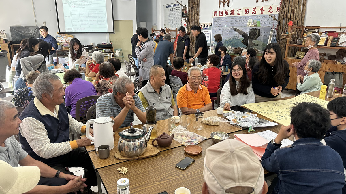 學生與社區長輩共同討論低碳永續社區的對策，並相互交流社區現況及困境。(另開新視窗/jpg檔)圖片