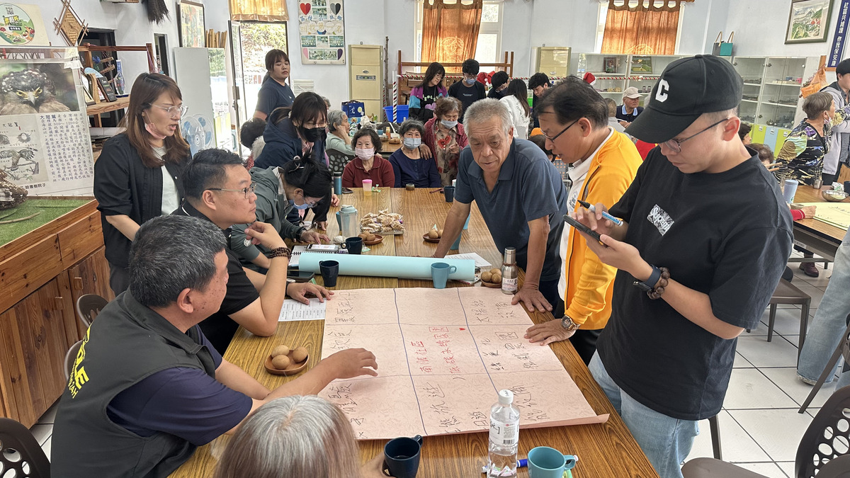 社區理事長張忠雄與小組同學熱烈分享社區現況，且提出社區目前較迫切的需求以因應計畫。(另開新視窗/jpg檔)圖片