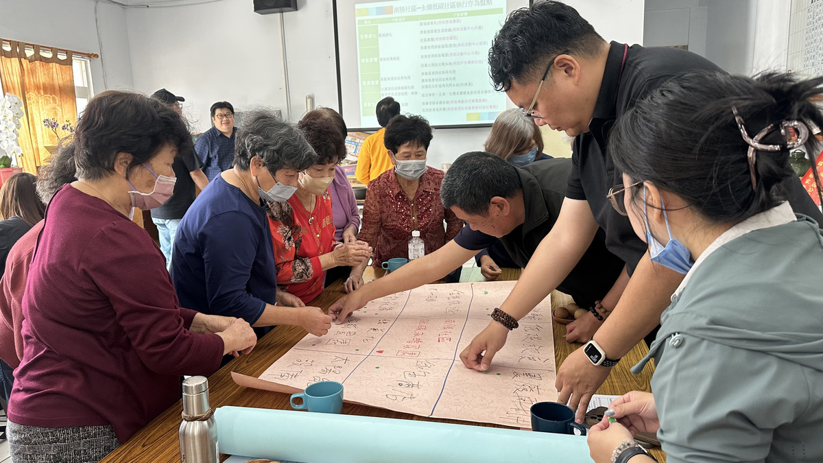 以九宮格的形式羅列永續家園對策，並邀請社區長輩針對策略進行投票。(另開新視窗/jpg檔)圖片