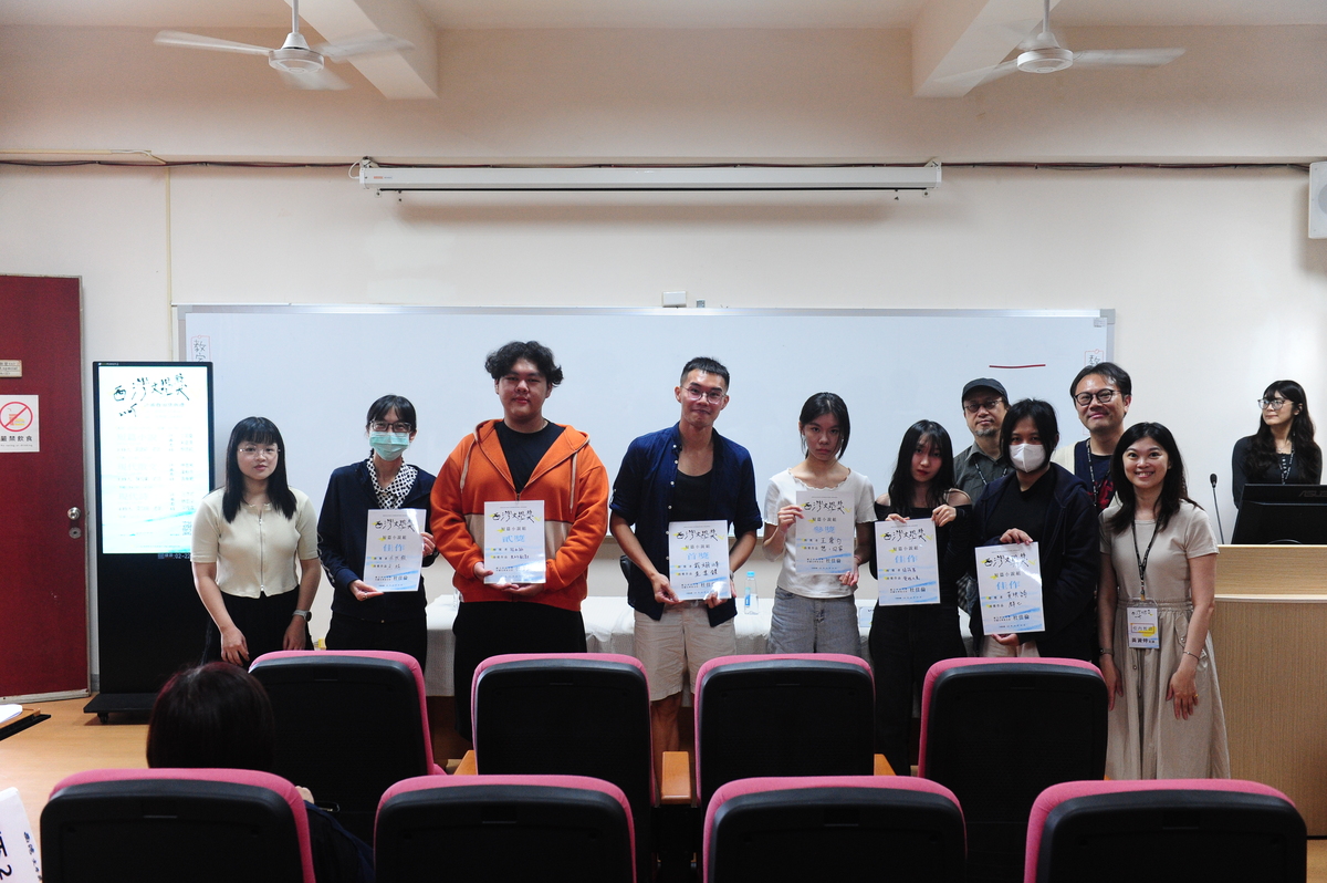 短篇小說場次評審、主持人及得獎者合影(另開新視窗/jpg檔)圖片