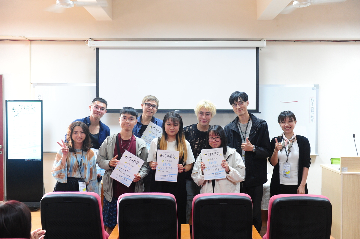 現代散文場次評審、主持人及得獎者合影(另開新視窗/jpg檔)圖片