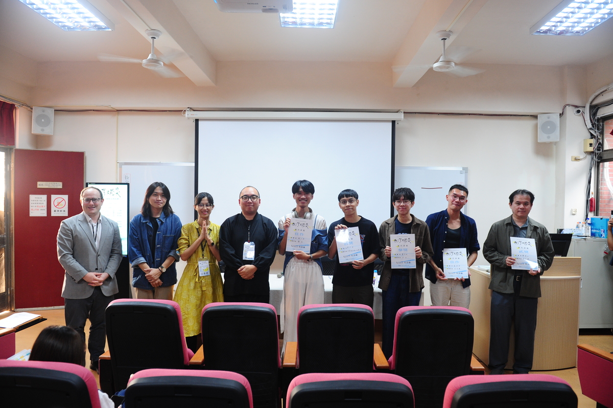 現代詩場次評審、主持人及得獎者合影(另開新視窗/jpg檔)圖片