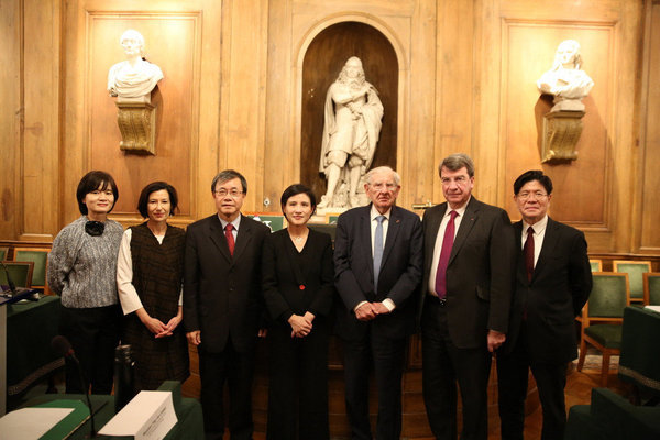 右起：駐法國代表張銘忠大使、終身祕書Xavier Darcos、人文政治科學院輪值主席Gilbert Guillaume、文化部長鄭麗君、本校鄭英耀校長、法國高等社會科學院(EHESS)傅敏雅(Samia Ferhat)女士(另開新視窗/jpg檔)圖片