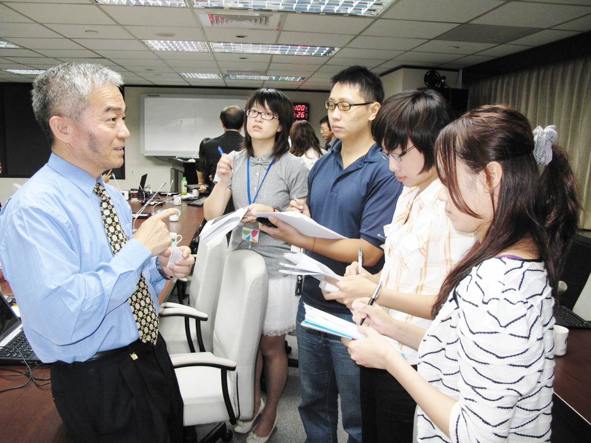楊金鐘教授受訪(另開新視窗/jpg檔)圖片