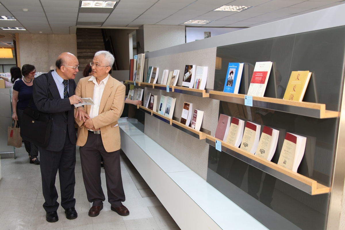 貴賓參觀書展，右起游淙祺院長、多倫多大學中華思想與文化講座教授沈清松(另開新視窗/jpg檔)圖片