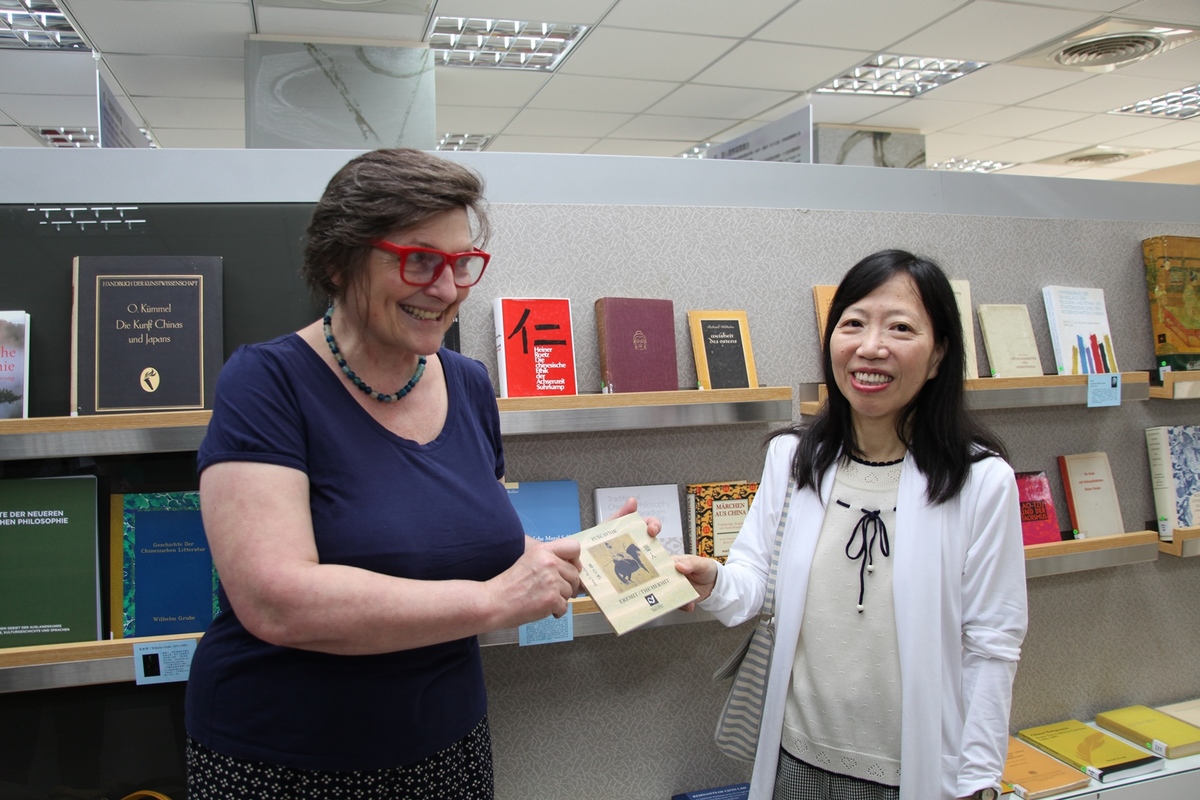 盧布爾雅那大學教授羅亞娜（Jana S. Rošker）贈送斯洛維尼雅漢學書冊及CD，由歐洲漢學圖書計畫主持人、國立中山大學中國文學系教授楊雅惠(右)代表接受(另開新視窗/jpg檔)圖片