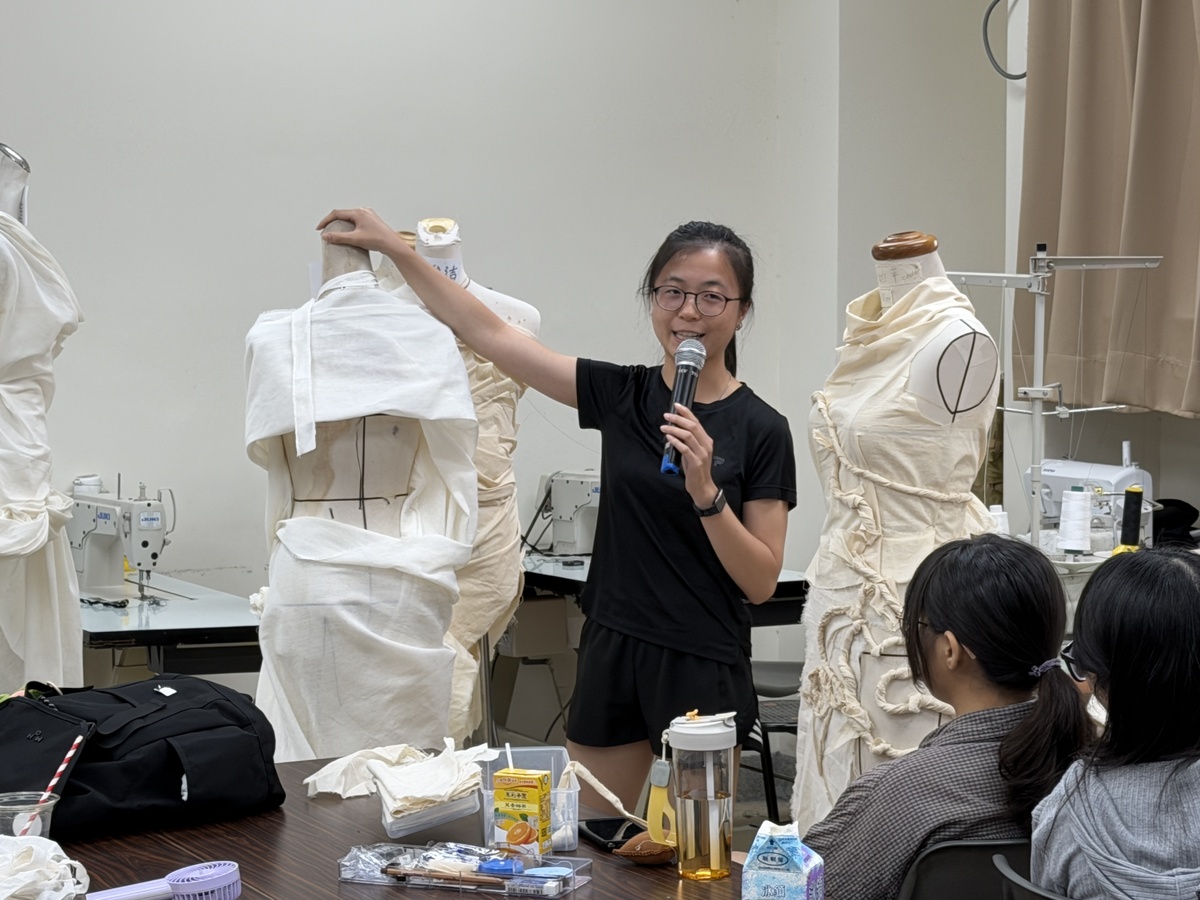 吳怡瑱副教授開設的「劇場服裝設計」課程有16名來自不同學院的跨領域選修學生。(另開新視窗/jpg檔)圖片