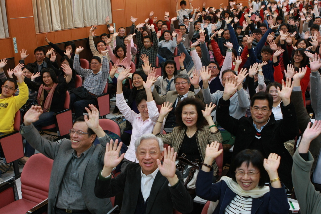 曹董事長與全體人員合影(另開新視窗/jpg檔)圖片