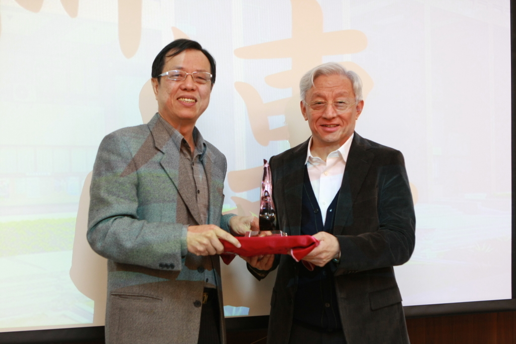 蔡敦皓教授頒贈薪傳感謝獎座(另開新視窗/jpg檔)圖片