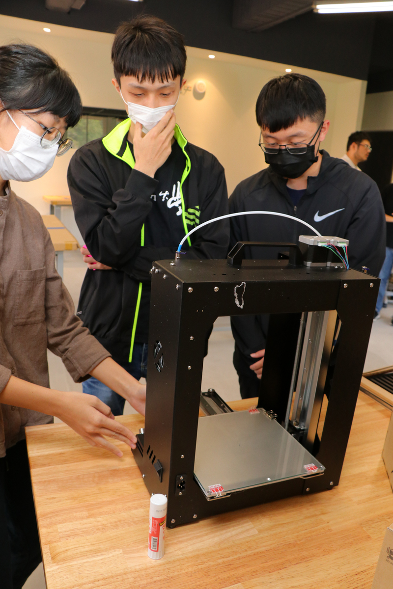 學生使用自造空間中的3D列印機。圖／西灣學院