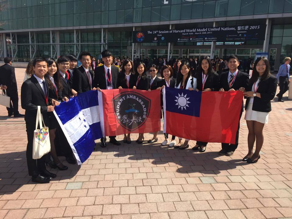 中山大學模擬聯合國參訪團於南韓首爾會場外留影(另開新視窗/jpg檔)