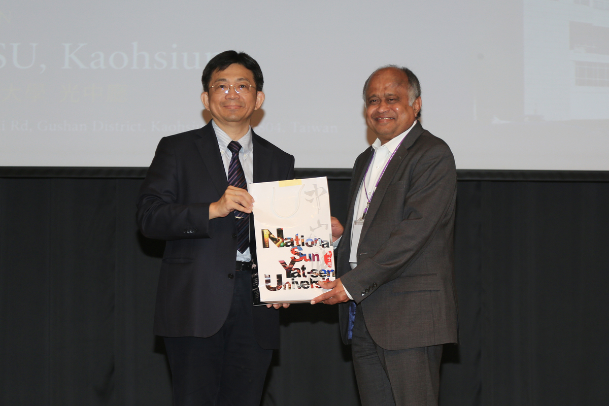 美國賓州州立大學電機工程系主任Madhavan Swaminathan（右）與中山大學校長李志鵬(另開新視窗/jpg檔)圖片