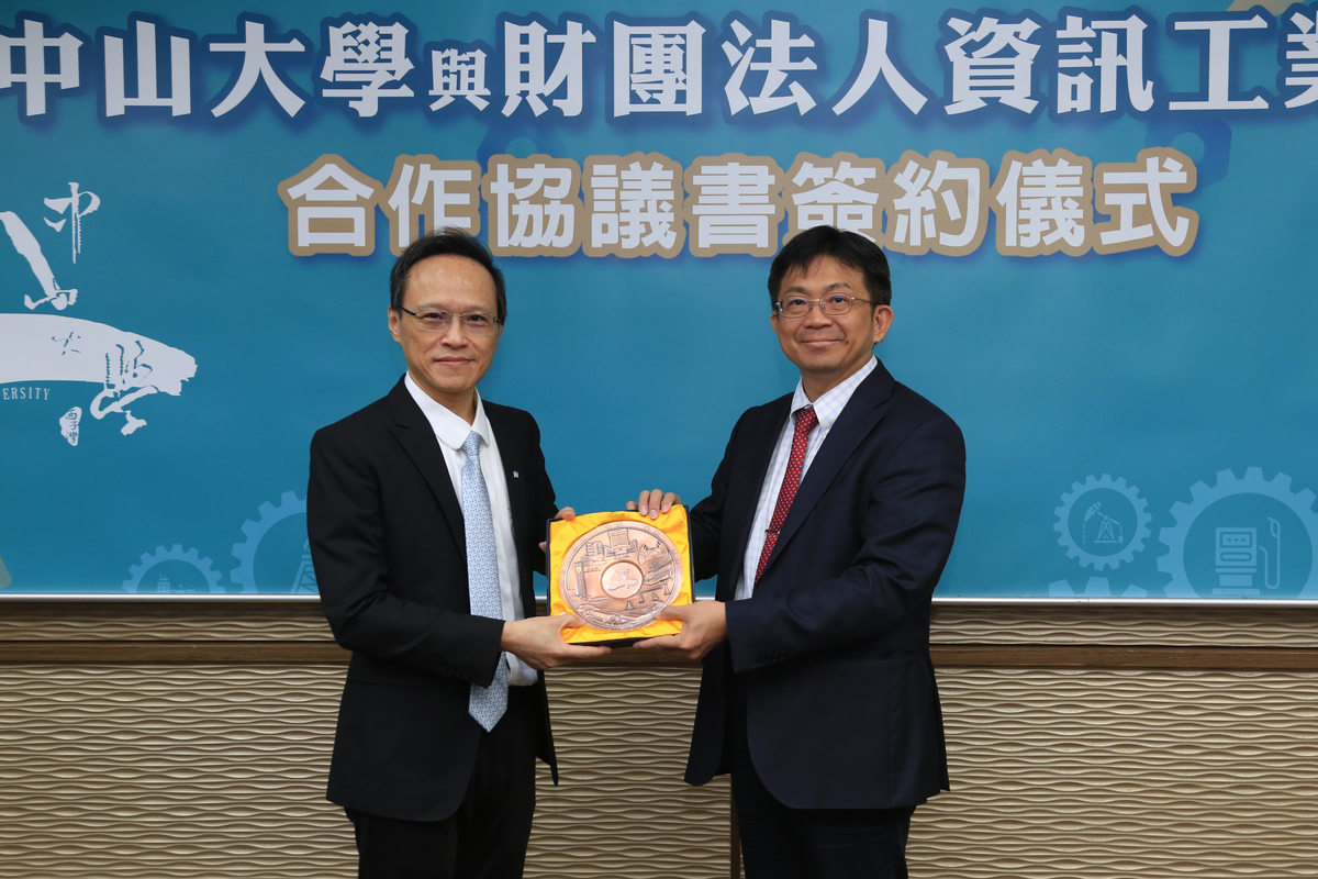 中山大學校長李志鵬（右）致贈紀念品(另開新視窗/jpg檔)圖片