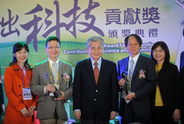 行政院長毛治國（中）23日出席「2014年行政院傑出科技貢獻獎頒獎典禮」，頒發獎座、獎金予獲獎的成功大學機械工程系教授蔡明祺（右二）、中山大學材料與光電科學學系教授周明奇（左二），並與二位及夫人合影。(另開新視窗/jpg檔)圖片