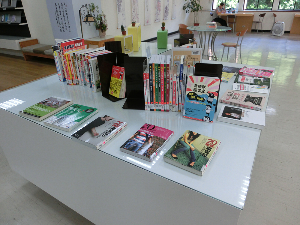 畢業書展三樓展區(另開新視窗/jpg檔)圖片