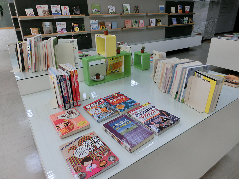 畢業書展三樓展區(另開新視窗/jpg檔)圖片
