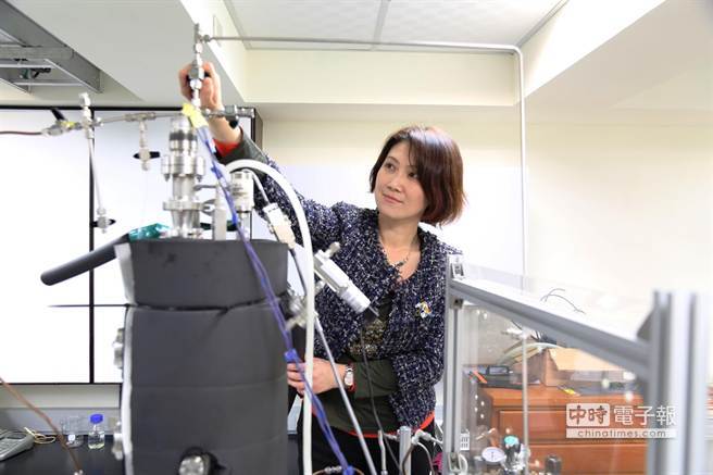 中山大學化學系助理教授王家蓁研發的「新一代多功能氣膠檢測儀」，因為探測技術獨步全球，登上在最新一期美國化學學會《物理化學雜誌通訊》。（曹明正攝）(另開新視窗/jpg檔)圖片