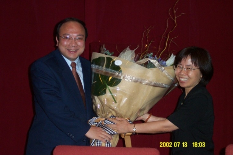 資管系賴春菊主任代表管院送花束歡迎劉校長榮歸管院.(另開新視窗/jpg檔)圖片