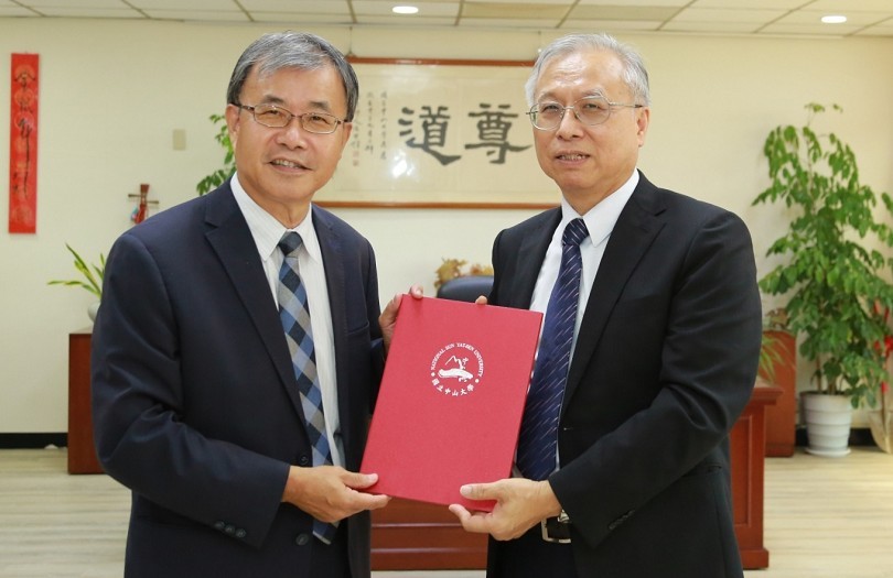 國立中山大學積極籌設醫學院系,除締結高雄榮民總醫院為主要教學醫院,更聘請在醫界擁有近40年資歷的前高榮副院長鄭紹宇(右)擔任學士後醫學系籌備處主任,左為中山大學校長鄭英耀。
