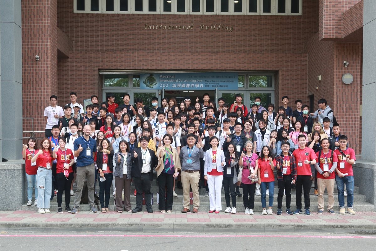 「氣膠國際共學日」邀請大學生與高雄美國學校9年級學生近百人,透過系列講座與參訪實驗室,奠定學子對於氣膠、PM2.5及其與氣候變遷的關聯性的基本認識,進而培養環境保護意識。