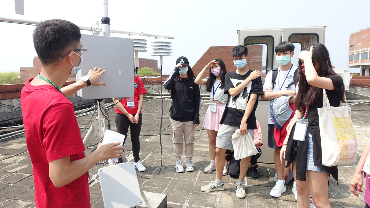 國際學生參訪全國首座最接近海港的即時PM2.5自動監測設施。