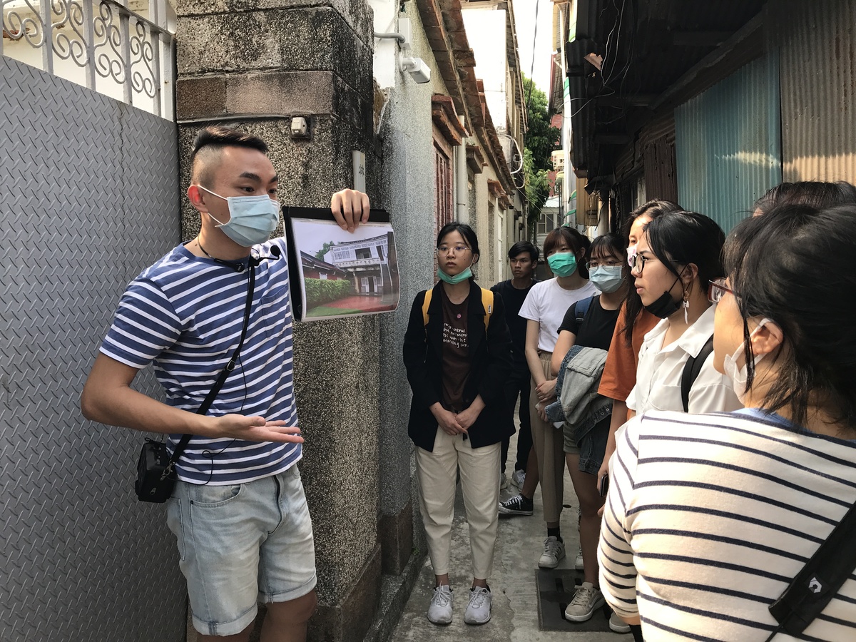 鹽埕文史導覽化城市為教室,帶領學生實地走訪。