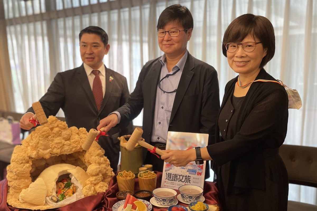 中山大學、翰品酒店、高雄市歷史博物館 再度合作推出「港鐵文旅」,右起中山大學社會實踐與發展研究中心執行長楊靜利、、高雄市歷史博物館王御風館長、高雄翰品酒店林俊宇總經理
